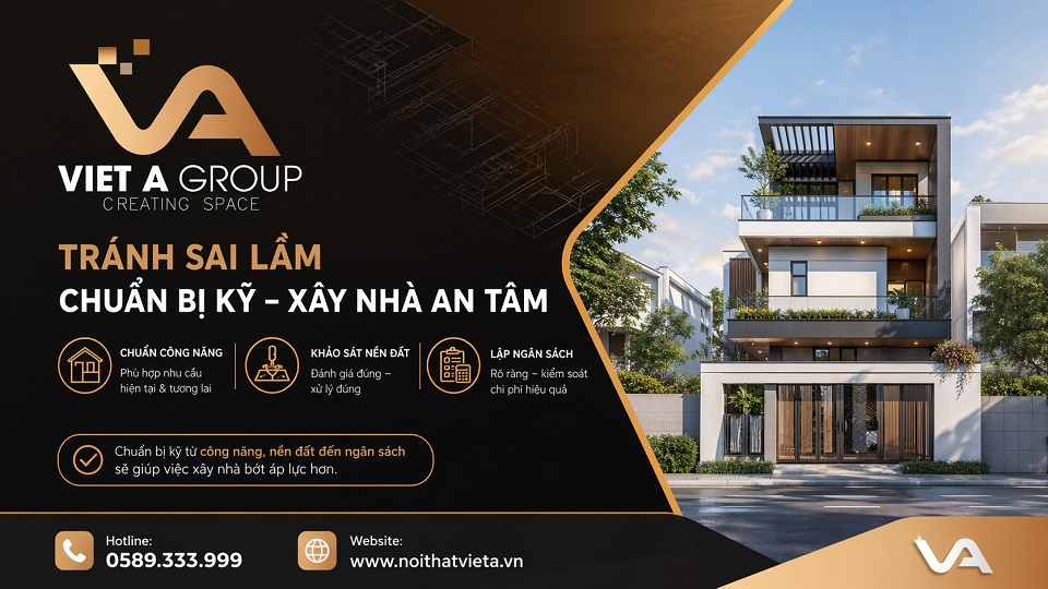 Gia chủ xem bản vẽ và kế hoạch chuẩn bị xây nhà tại Thanh Hóa trước khi khởi công