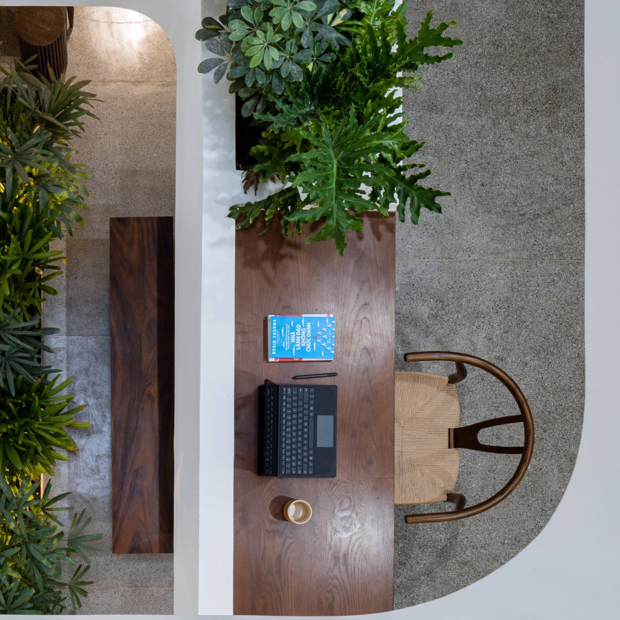 Bàn làm việc bên ngoài nhà a Thành 