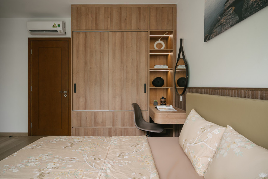 Đầu giường phòng ngủ nhà anh Tú