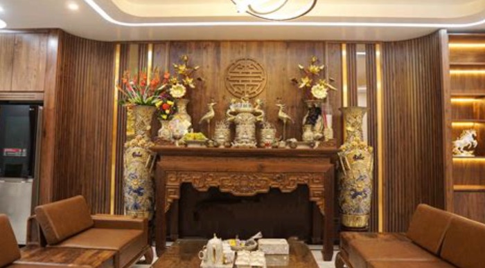 Bàn thờ truyền thống được bố trí hợp lý trong phòng khách