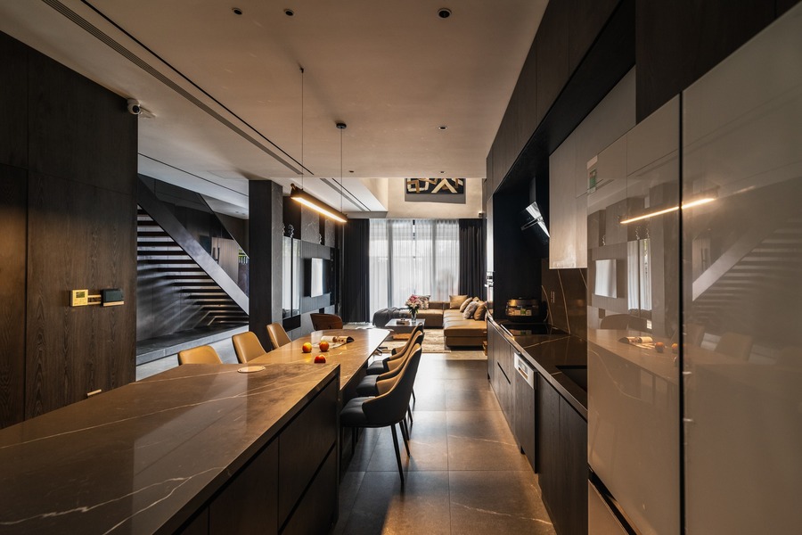 Không gian bếp mở nối liền phòng khách