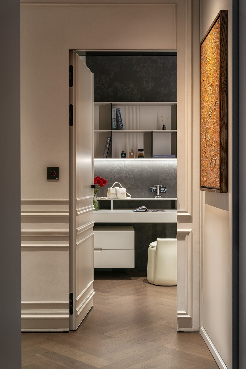 Cửa ra vào phòng ngủ nhà anh Hòa