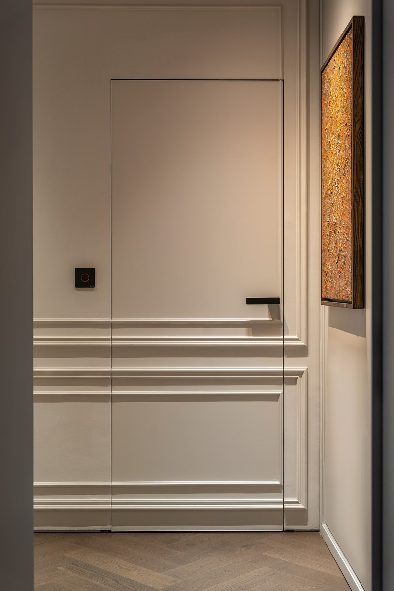 Cửa ra vào phòng ngủ nhà anh Hòa