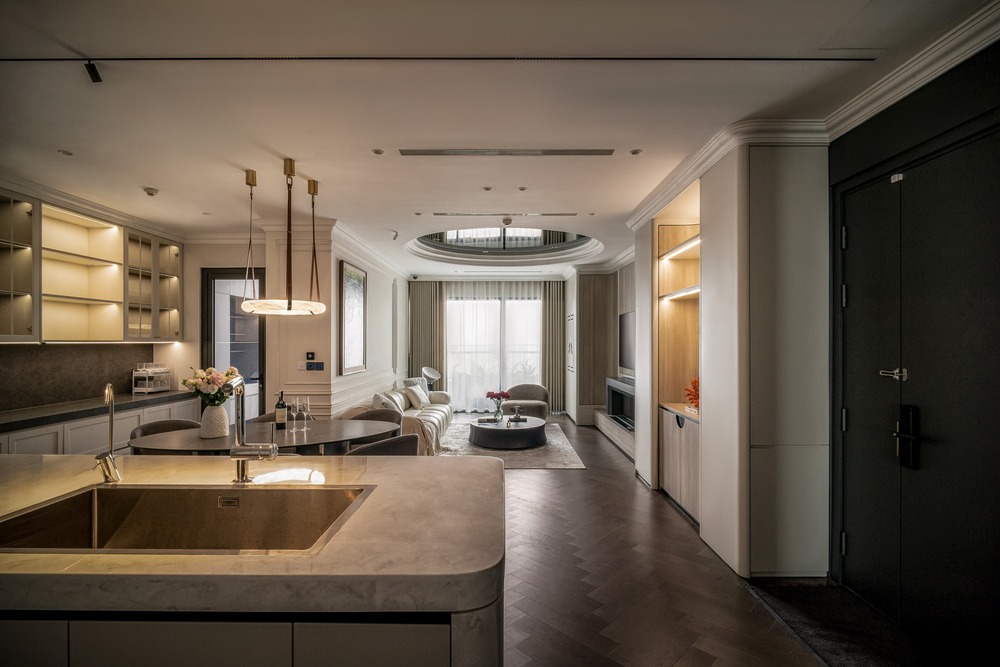 Phòng khách liên thông khu bếp nhà anh Hòa