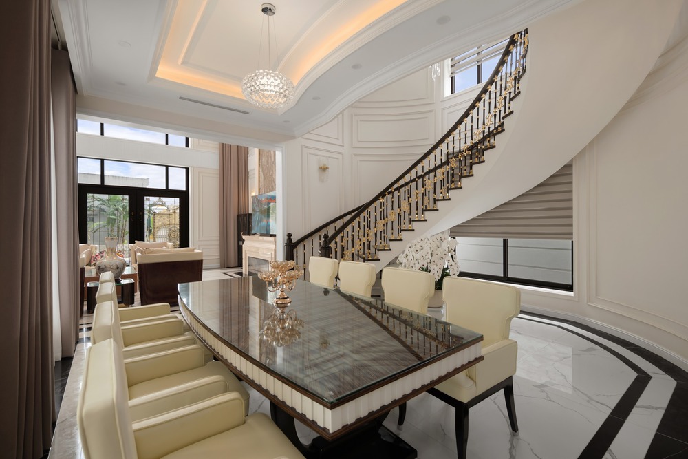 Khu vực bàn ăn kết nối phòng khách và cầu thang Khu vực bàn ăn kết nối phòng khách và cầu thang