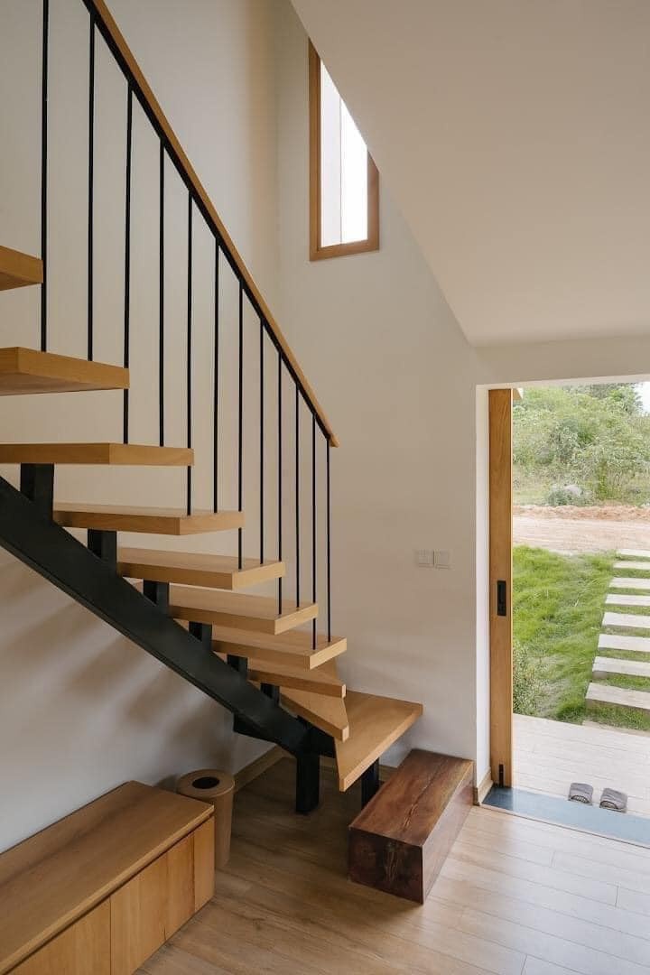 Cầu thang tại nhà cấp 4 của cô Lan