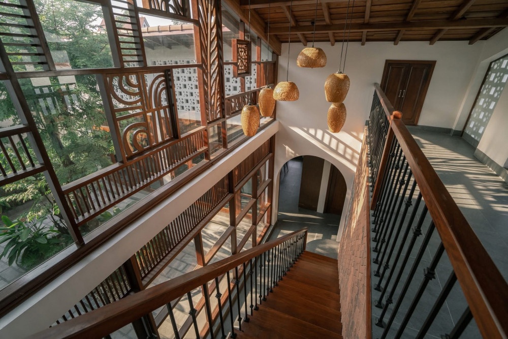 Khu vực cầu thang và hành lang nhà chị Vân Anh