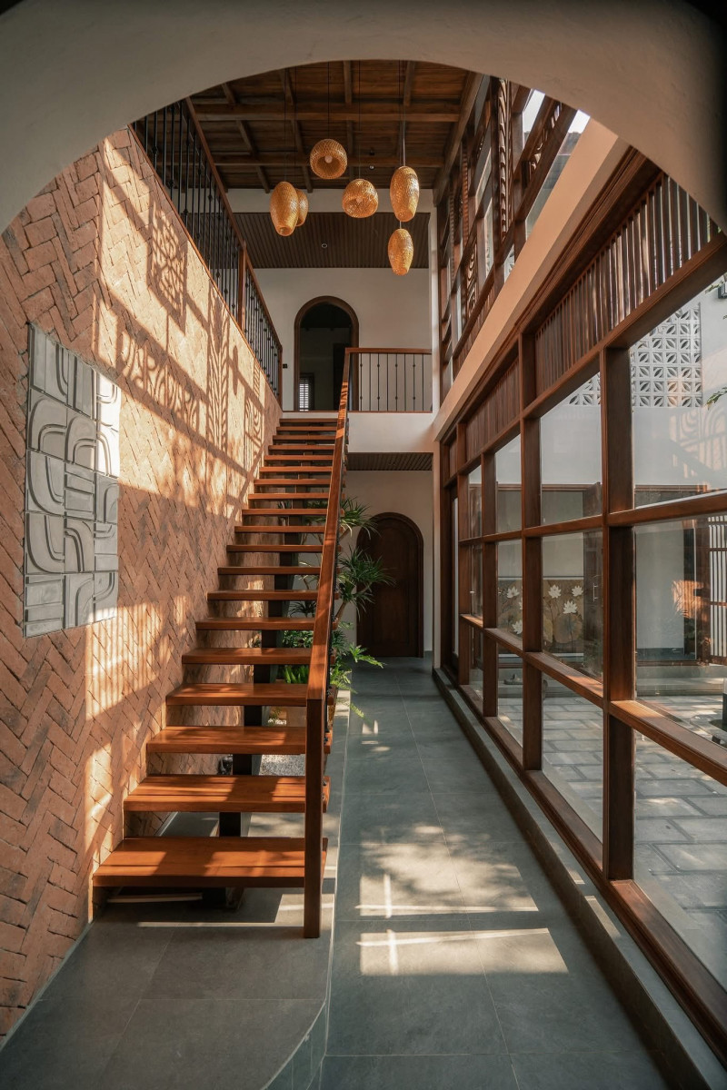 Khu vực cầu thang và hành lang nhà chị Vân Anh