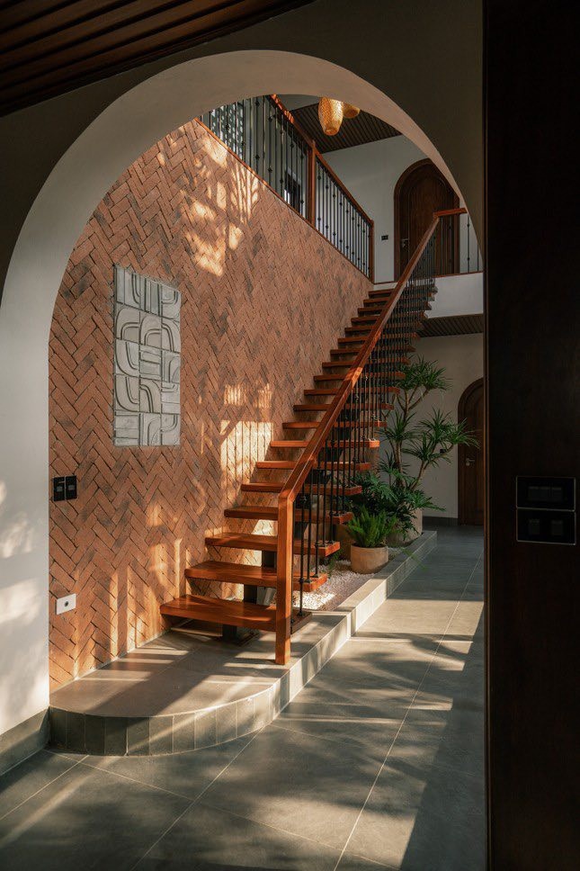 Khu vực cầu thang và hành lang nhà chị Vân Anh