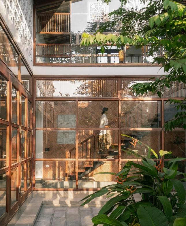 Khu vực cầu thang và hành lang nhà chị Vân Anh