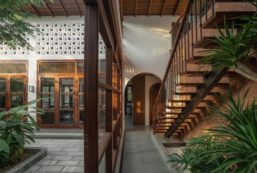 Khu vực cầu thang và hành lang nhà chị Vân Anh