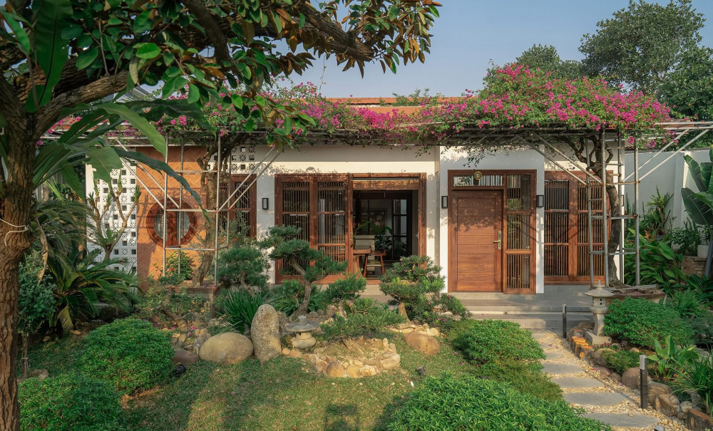 Góc nhìn mặt tiền nhà cấp 4 từ sân vườn