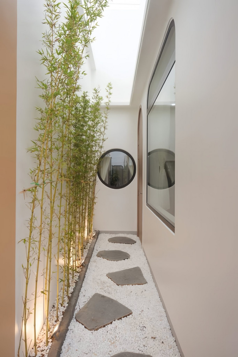 Hành lang ngoài trời tại nhà anh Thiết