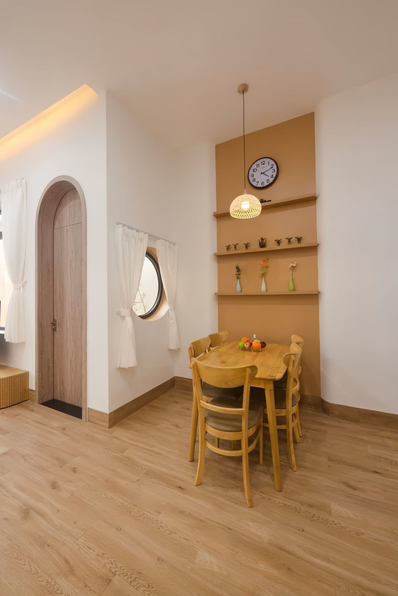 Khu vực bàn ăn tại nhà anh Thiết