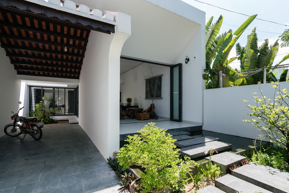 Hiên nhà cấp 4 của anh Hợp
