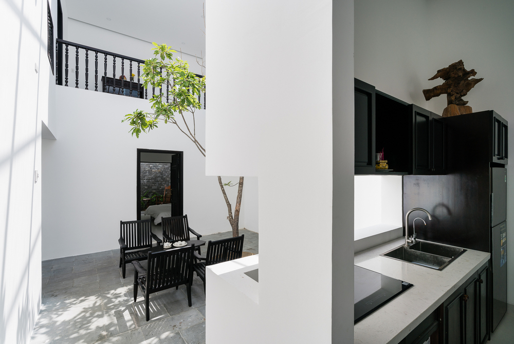 Khu bếp và bàn ăn tại nhà anh Hợp