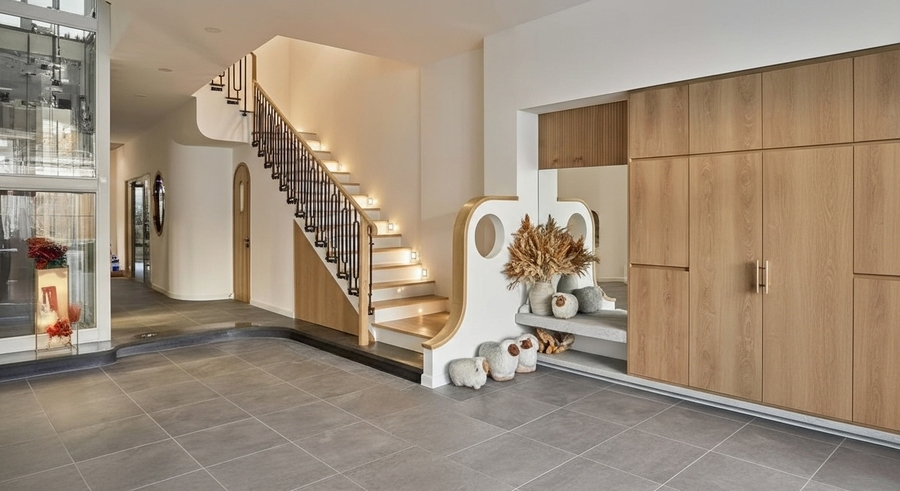 Cầu thang và tủ đồ gần phòng khách