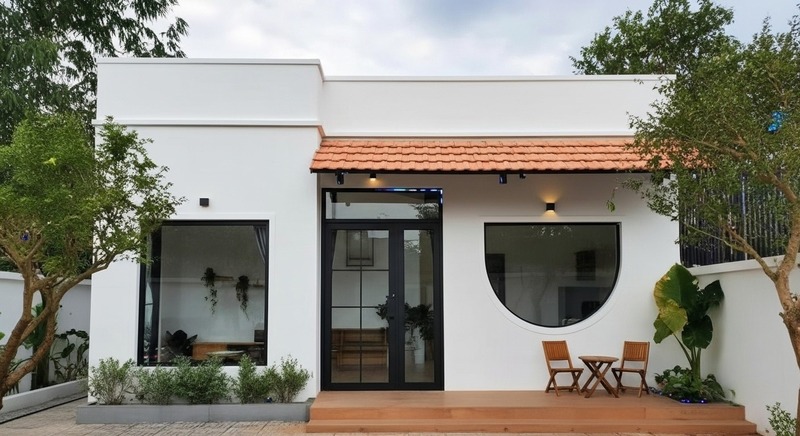 Mặt sân trước ngôi nhà của cô Thúy