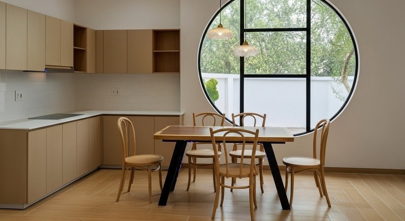 Bàn ăn cạnh cửa sổ thoáng sáng