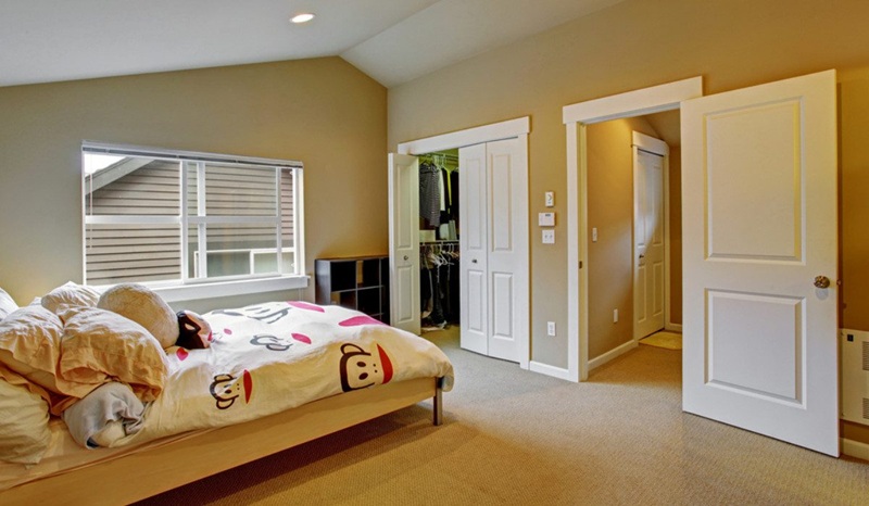 Giường đối diện cửa