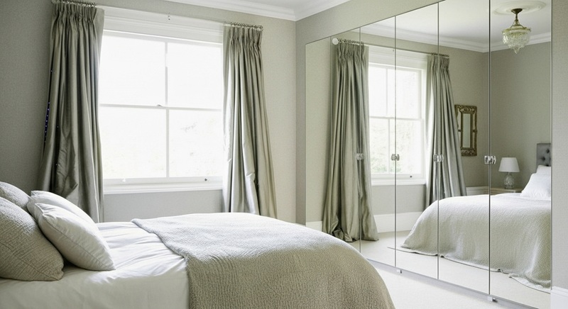 TRánh đặt giường đối diện gương